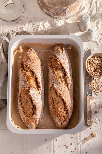 Sabrosas baguettes horneadas con harina y levadura