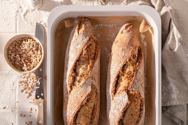 Sabrosas baguettes recién horneadas en una panadería casera