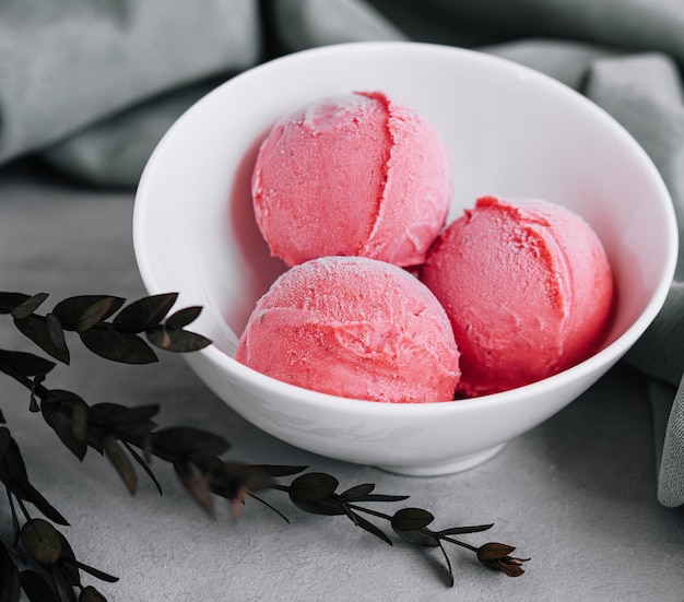 Sabrosas bolas de helado de fresa en un tazón