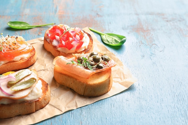 Sabrosas bruschettas frescas en mesa de madera