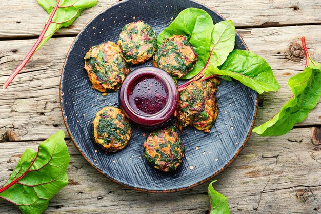 Sabrosas chuletas de acelgas caseras Chuletas vegetarianas con salsa de frutas Dieta saludable