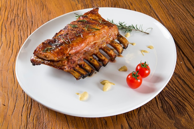 Sabrosas costillas a la plancha con verduras