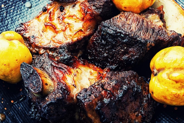 Sabrosas costillas de ternera fritas con membrillo de otoño.