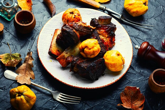 Sabrosas costillas de ternera fritas con membrillo de otoño.