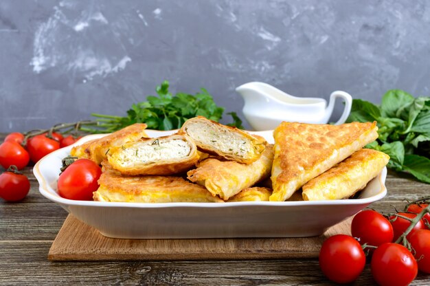 Sabrosas empanadas de hojaldre en una mesa de madera