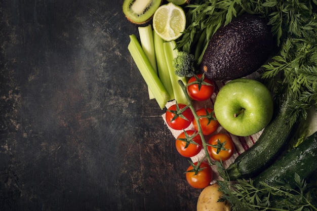 Sabrosas frutas frescas en la mesa áspera