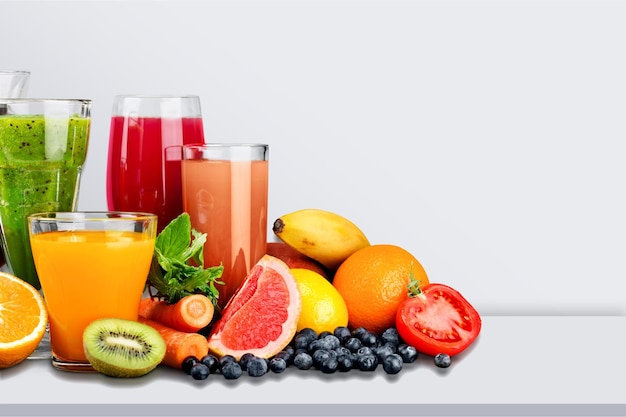 Sabrosas frutas y jugos con vitaminas.