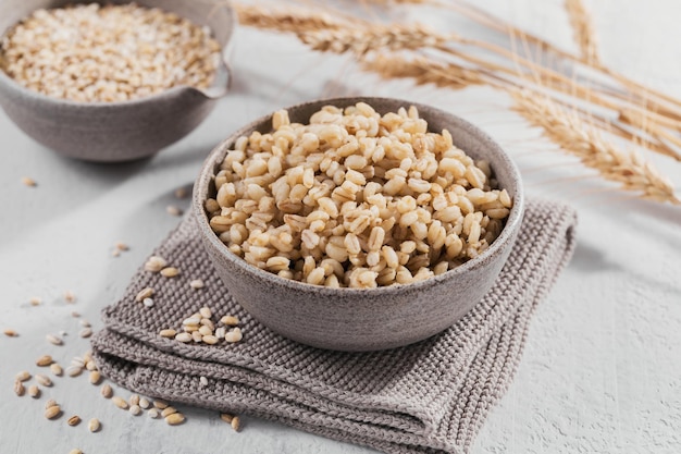 Sabrosas gachas de cereal de cebada perlada en un bol