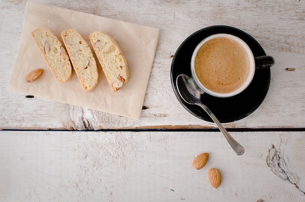 Foto sabrosas galletas de almendra caseras y taza de café