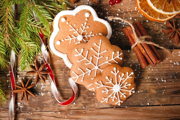 Foto sabrosas galletas caseras de navidad y decoración sobre fondo de madera