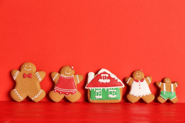 Sabrosas galletas caseras de Navidad sobre fondo de color