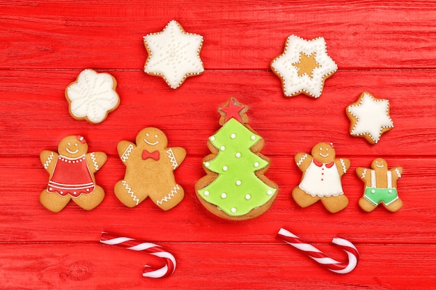 Sabrosas galletas caseras de Navidad sobre fondo de madera de color