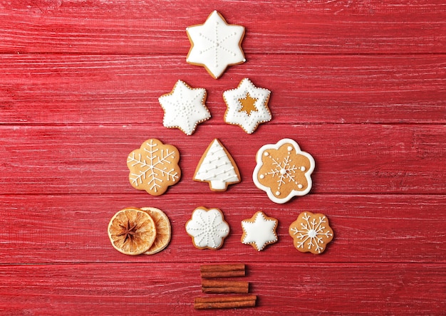 Sabrosas galletas caseras de Navidad sobre fondo de madera de color