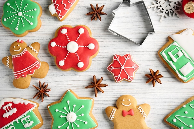 Sabrosas galletas caseras de Navidad sobre fondo de madera