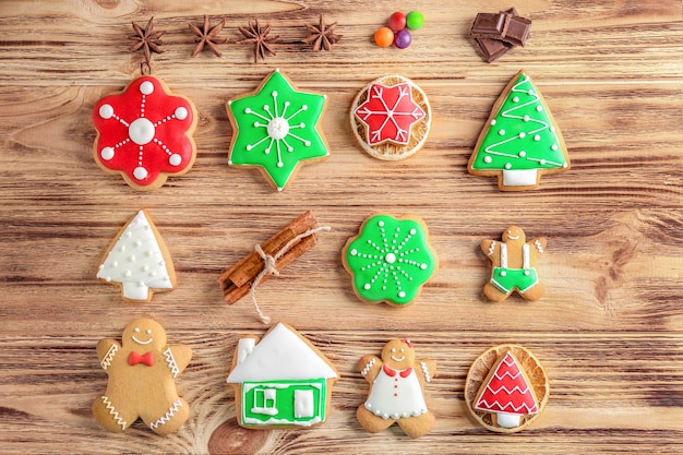 Sabrosas galletas caseras de Navidad sobre fondo de madera