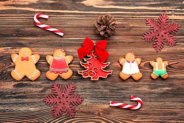 Sabrosas galletas caseras de Navidad sobre fondo de madera