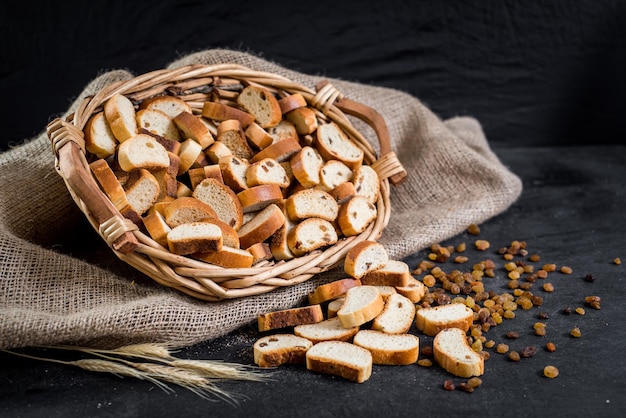 Sabrosas galletas en la cesta sobre fondo de madera negra