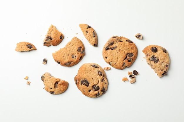 Sabrosas galletas de chispas de chocolate en blanco