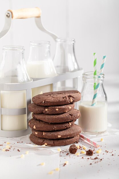 Foto sabrosas galletas de chocolate caseras como postre dulce