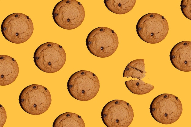 Foto sabrosas galletas con chocolate sobre fondo naranja foto de alta calidad