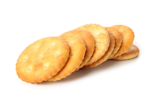 Sabrosas galletas cracker aislado en blanco