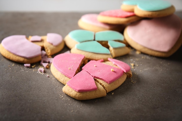 Sabrosas galletas en forma de corazón de colores sobre fondo gris