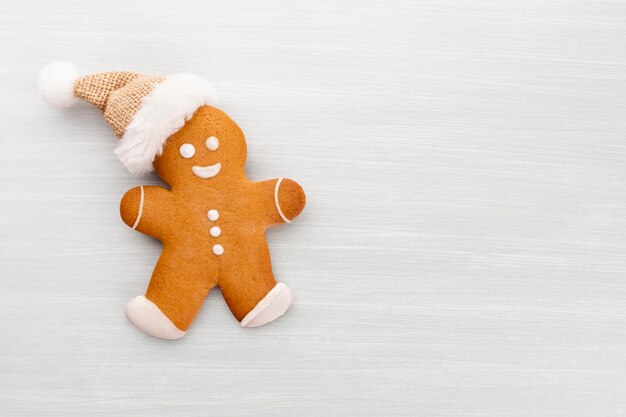 Foto sabrosas galletas de jengibre y decoración navideña sobre fondo pastel.