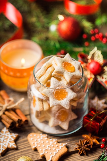 Sabrosas galletas de Navidad en el fondo