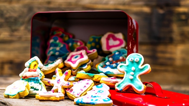 Foto sabrosas galletas navideñas caseras sobre mesa de madera