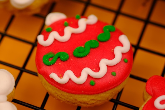 sabrosas galletas navideñas en una rejilla para enfriar. Deliciosas y coloridas galletas navideñas. galletas de Navidad.