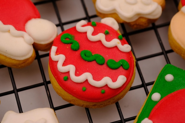 sabrosas galletas navideñas en una rejilla para enfriar. Deliciosas y coloridas galletas navideñas. galletas de Navidad.