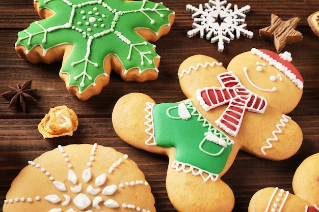 Sabrosas galletas sabrosas de Navidad sobre fondo de madera