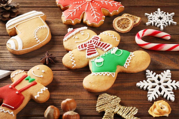 Foto sabrosas galletas sabrosas de navidad sobre fondo de madera