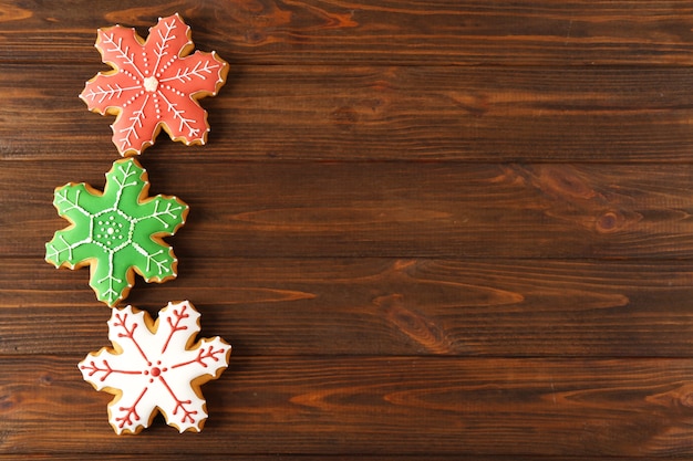 Sabrosas galletas sabrosas de Navidad sobre fondo de madera