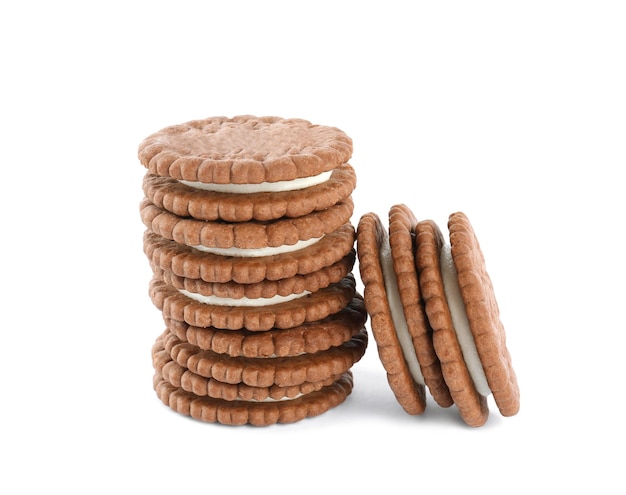 Sabrosas galletas de sándwich de chocolate con crema sobre fondo blanco.