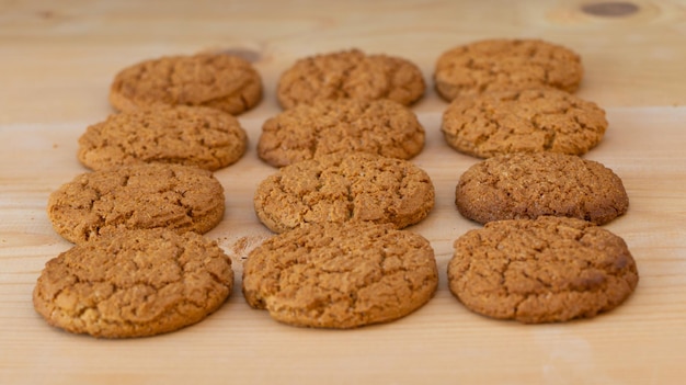 Sabrosas galletas sobre fondo de madera de cerca