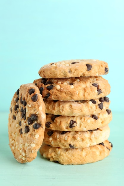 Sabrosas galletas sobre fondo de madera de color