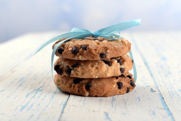 Sabrosas galletas sobre fondo de madera de color