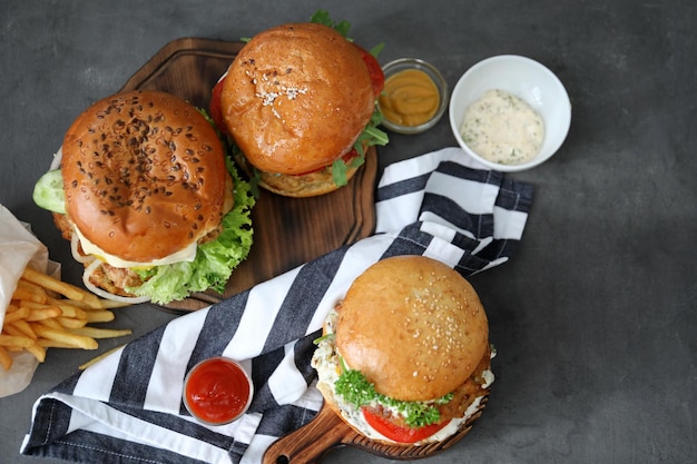 Sabrosas hamburguesas de pavo en la mesa