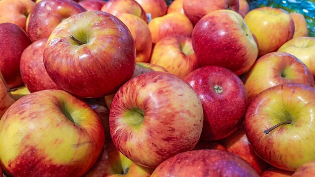 Foto sabrosas manzanas rojas dispuestas en el supermercado