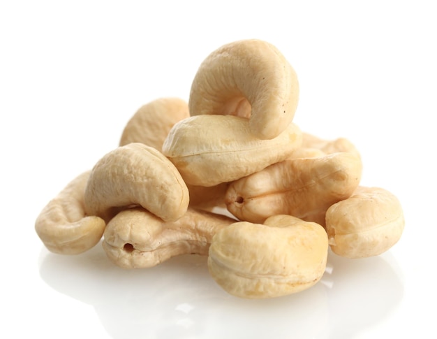 sabrosas nueces de caju aisladas en blanco