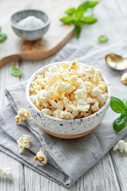 Sabrosas palomitas de maíz caseras saladas