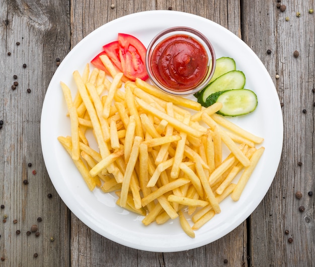 Sabrosas papas fritas en la mesa de madera