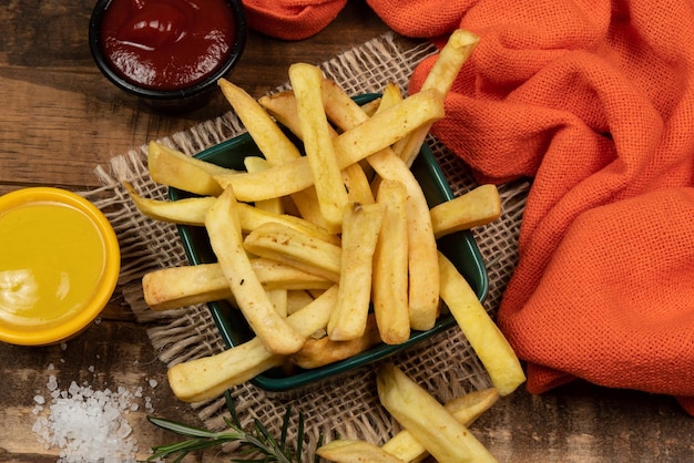 Sabrosas papas fritas en un plato en un tazón