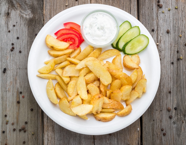 Sabrosas papas fritas en un plato