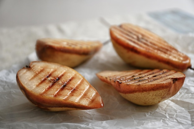 Sabrosas peras al horno en la mesa