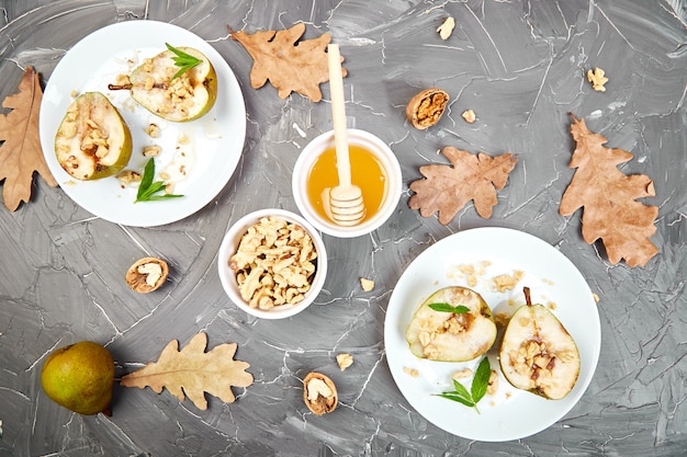 Sabrosas peras asadas con miel y nueces