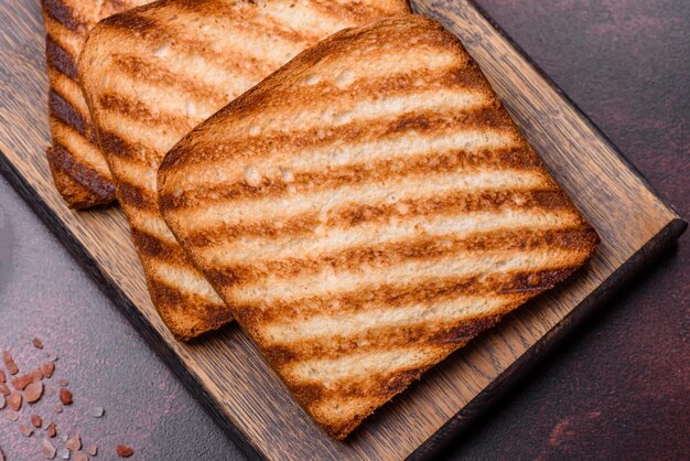 Sabrosas rebanadas de pan crujiente fresco en forma de tostadas a la parrilla