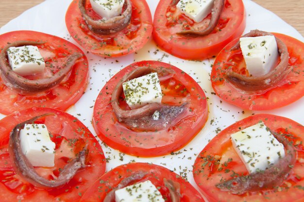 Sabrosas rodajas de tomate con queso