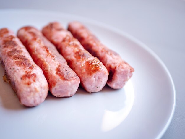 Sabrosas salchichas de cerdo picadas fritas en un plato grande gris